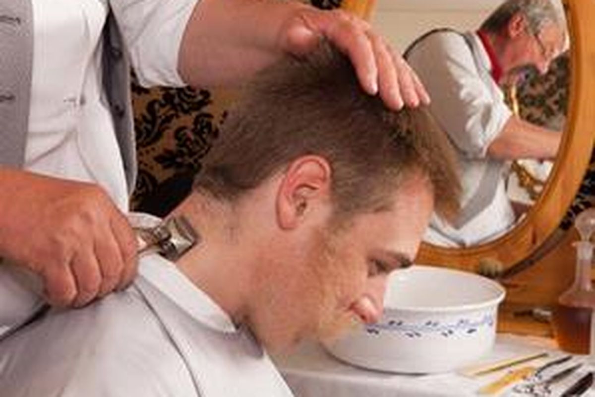 Untuk memangkas rambut, pria lebih suka ke barbershop.