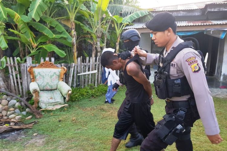 Polisi membawa tersangka kasus pencurian bebek setelah diangkat dari sumur di Desa Uteun Kot, Kecamatan Muara Dua, Kota Lhokseumawe, Senin (12/2/2018