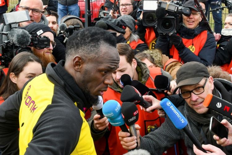 Legenda sprinter, Usain Bolt, berbicara kepada para jurnalis seusai menjalani sesi latihan bersama Borussia Dortmund di Dortmund, Jerman, pada 23 Maret 2018.