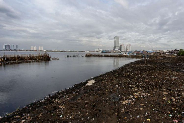 Kondisi Teluk Jakarta usai dibersihkan di Muara Angke, Jakarta Utara, Sabtu (24/3/2018). Sampah plastik yang sebelumnya menumpuk, kini sudah dibersihkan dan menyisakan lumpur tebal.