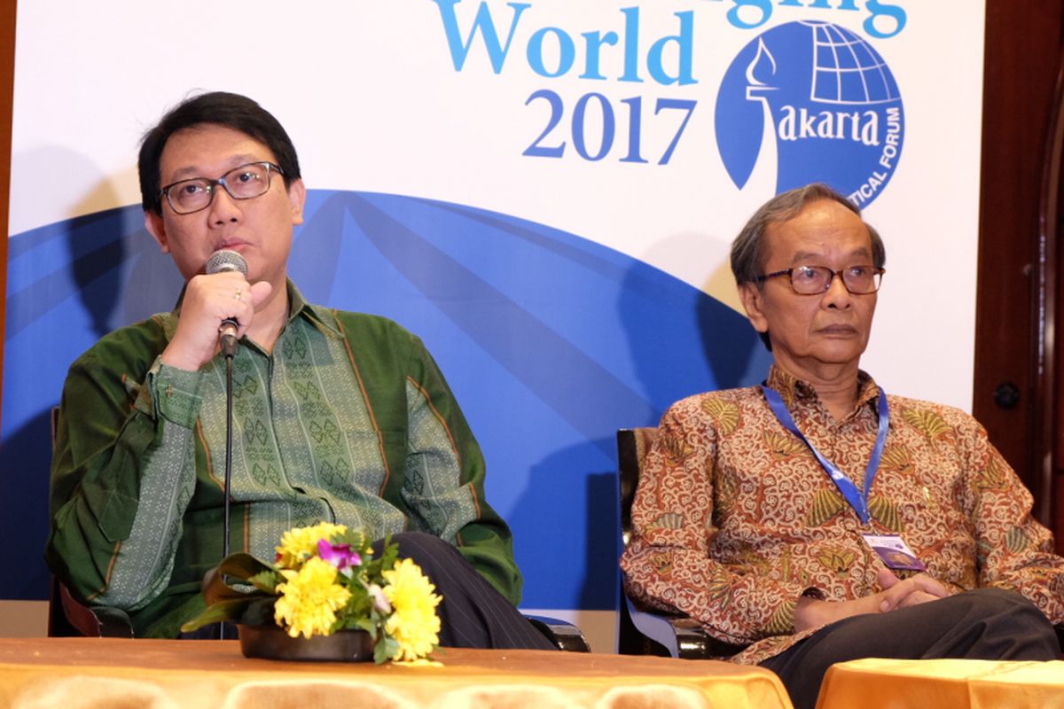 Deputi Bidang Koordinasi Kedaulatan Maritim, Kementerian Koordinator Bidang Maritim Arif Havas Oegroseno (kiri) Saat Memberikan Keterangan Pers Dalam Jakarta Geopolitical Forum di Jakarta, Sabtu (20/5/2017).