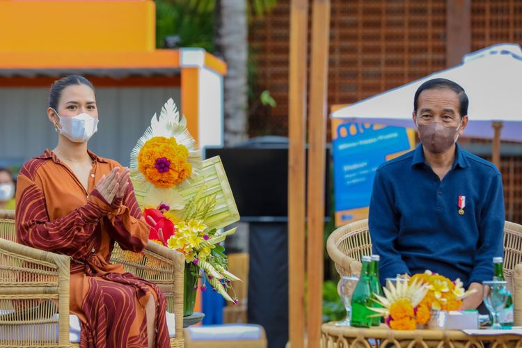 Penyanyi Raisa dan Presiden Jokowi dalam talkshow G20 Indonesia yang dihelat di sela-sela acara Joyland Festival, Nusa Dua, Bali, Jumat (25/3/2022).