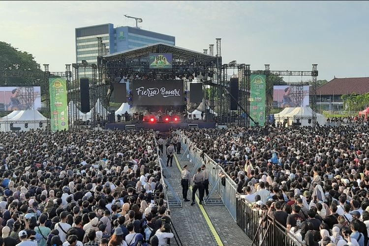 Fiersa Besari hadir sebagai penampil di panggung penutupan Big Bang Ramadhan Jakarta 2022 pada Minggu (8/5/2022).