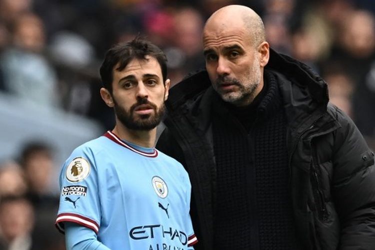 Pelatih Man City, Pep Guardiola, berbicara dengan gelandang Man City, Bernardo Silva, sebelum memasukkannya sebagai pemain pengganti di Premier League dalam laga Man City vs Newcastle United di Stadion Etihad pada 4 Maret 2023. (Foto oleh Paul ELLIS / AFP).