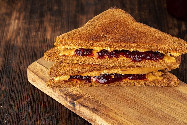 Ilustrasi roti panggang peanut butter and strawberry jelly