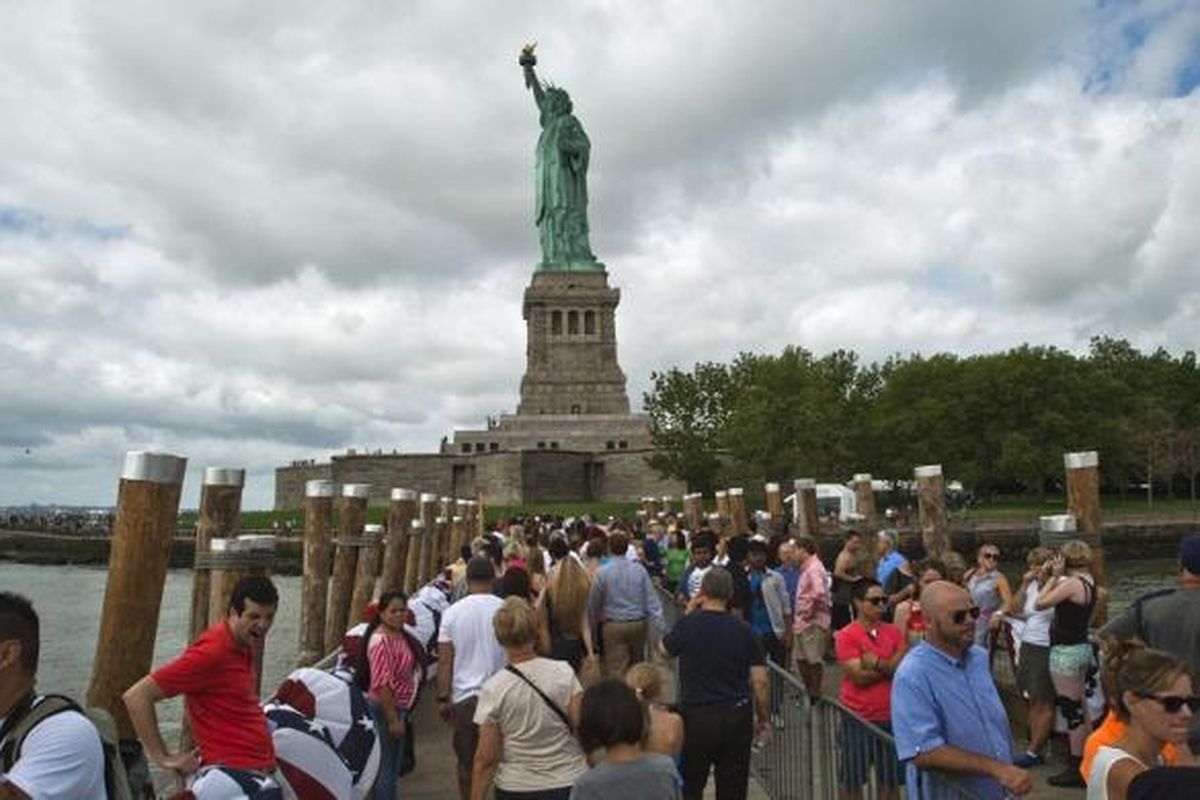 Wisatawan mengunjungi Patung Liberty di Libery Island, Kota New York, beberapa waktu lalu.