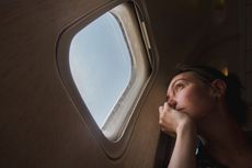 3 Alasan Kenapa Seseorang Mudah Menangis Saat Naik Pesawat