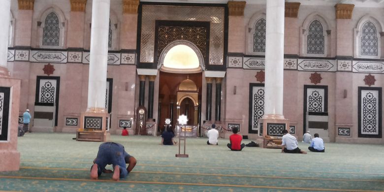 Bagian dalam Masjid Dian Al Mahri atau yang lebih dikenal sebagai Masjid Kubah Emas yang berlokasi di Jalan Raya Meruyung, Sawangan, Depok. Foto diambil pada Senin (5/6/2017).