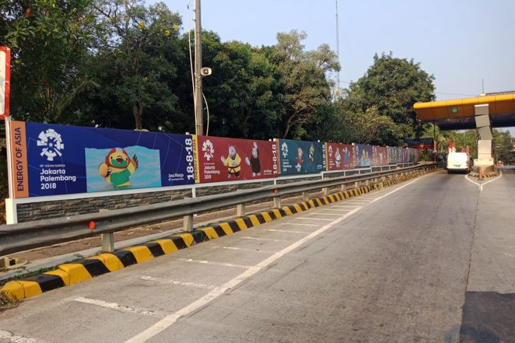Banner Asian Games 2018 dipasang di beberapa ruas tol.