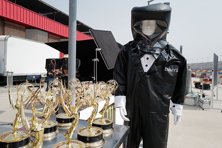 Emmy Awards 2020, Presenter Pakai Baju APD Bermodel Tuksedo