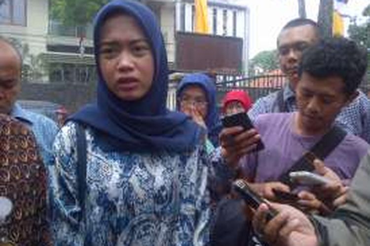 Pertiwi Darmawati Oktaviani pembuat camilan Bihun Kekinian saat ditemui wartawan di Kantor BBPOM Bandung, Jalan Pasteur, Jum'at (26/8/2016). KOMPAS.com/DENDI RAMDHANI 