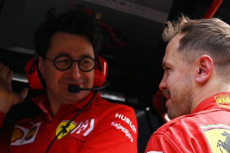 Bos tim Ferrari, Mattia Binotto, berbicara dengan Sebastian Vettel di GP China pada 12 April 2019.