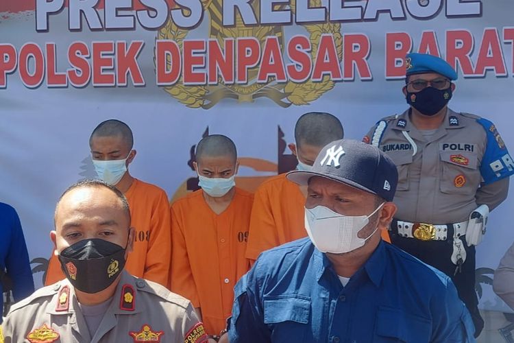 Ketiga tersangka pengedar sabu (mengenakan baju tahanan) saat dihadirkan dalam rilis di Mapolsek Denpasar Barat, Bali, pada Jumat (19/8/2022). Kompas.com/ Yohanes Valdi Seriang Ginta