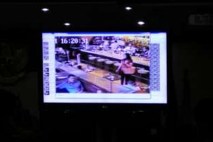 Hasil rekaman CCTV yang diperbesar menunjukkan sikap Jessica Kumala Wongso beberapa kali menoleh ke meja 54 saat berada di depan bar cocktail. Rekaman CCTV ditunjukan ahli digital forensik pada persidangan di Pengadilan Negeri Jakarta Pusat, Rabu (10/8/2016).