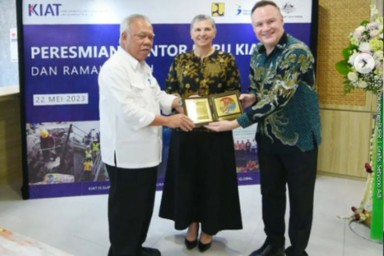 Menteri Pekerjaan Umum dan Perumahan Rakyat (PUPR) Basuki Hadimuljono hadir dalam acara peresmian kantor baru KIAT di Menara Standard Chartered, Jakarta, Senin (22/5/2023). 

