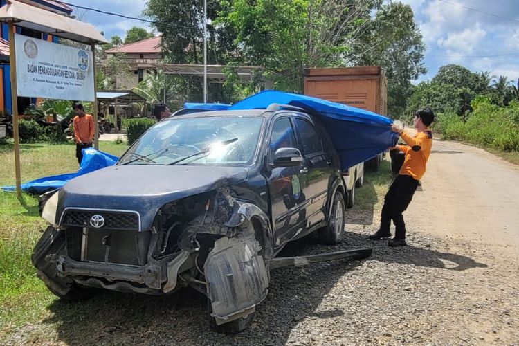 Mobil dinas BPBD Nunukan, Kaltara yang terguling di jalan raya dekat kantor DPRD Nunukan. Kecelakaan diduga akibat kelalaian supir, sehingga mobil menabrak trotoar dan terguling