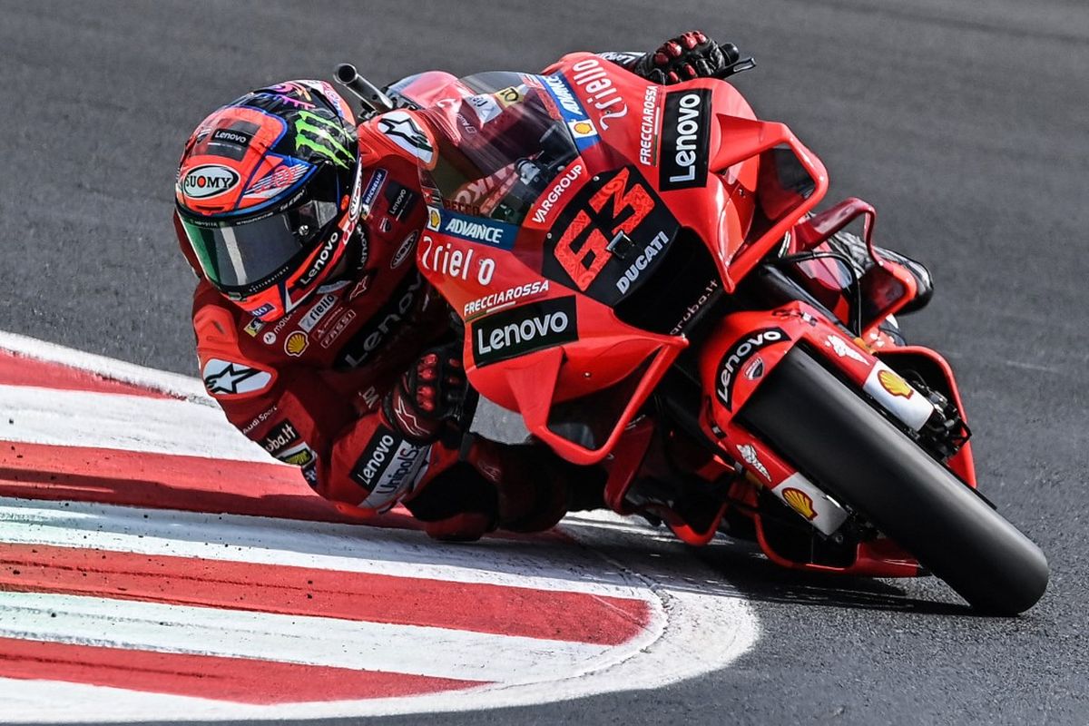 Francesco Bagnaia saat berlaga pada MotoGP San Marino 2021. (Photo by ANDREAS SOLARO / AFP)