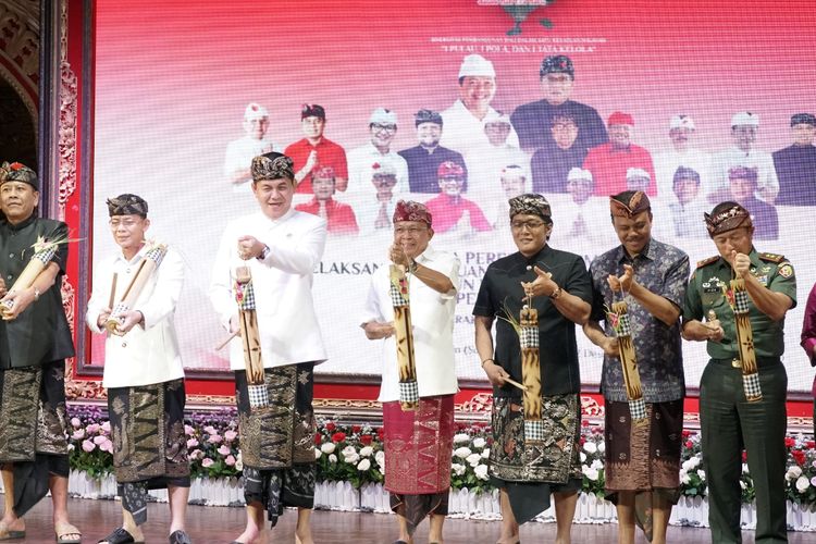 Acara peresmian Haluan Pembangunan Bali Masa Depan, 100 Tahun Bali Era Baru 2025?2125, di Gedung Ksirarnawa, Taman Budaya Art Center Denpasar, Senin (22/12/2025).