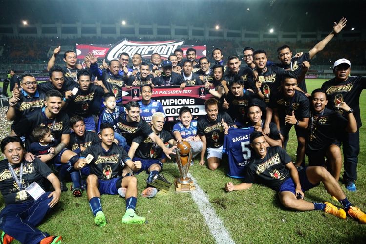 Selebrasi kemenangan Arema FC sebagai juara Piala Presiden 2017 di Stadion Pakansari, Cibinong, Kabupaten Bogor, Jawa Barat, Minggu (12/3) malam. Arema FC menundukkan Pusamania Borneo FC II di babak final dengan skor 5-1.