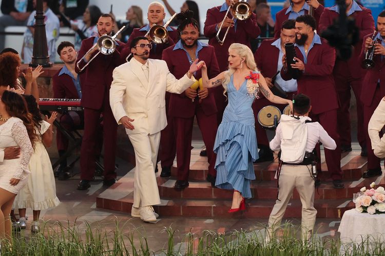 Penyanyi Lady Gaga saat tampil bersama Bad Bunny, dengan membawakan versi salsa dari lagu Die With a Smile, dalam Super Bowl LX Half Time Show di Levi's Stadium, Santa Clara, California, Amerika Serikat (AS), Minggu (8/2/2026).