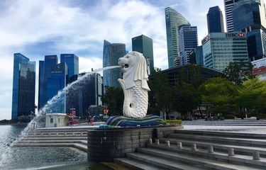 Ikon wisata Singapura, Taman Merlion di distrik Marina Bay yang biasanya ramai dipadati turis terlihat sepi, Sabtu sore (11/04/2020). Hanya terlihat segelintir warga yang sedang berlari sore. Untuk melawan pandemi corona terutama kasus infeksi domestik yang melonjak, Singapura mengumumkan kebijakan circuit breaker atau separuh lockdown sejak Selasa (07/04/2020). Warga diminta berdiam diri di rumah dan hanya keluar untuk keperluan darurat atau esensial seperti berbelanja atau membeli makanan. Berolahraga masih diizinkan jika dilakukan sendiri atau dengan penghuni serumah dan jarak minimal 1 meter dijaga antara individu ke individu