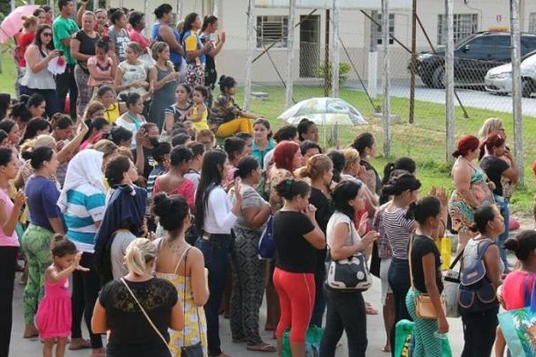 Keluarga para narapidana berkumpul di gerbang utama penjara Manaus, kota di tengah hutan Amazon, Brasil, untuk mencari informasi tentang korban tewas akibat kerusuhan di penjara tersebut, Senin (2/1/2016).