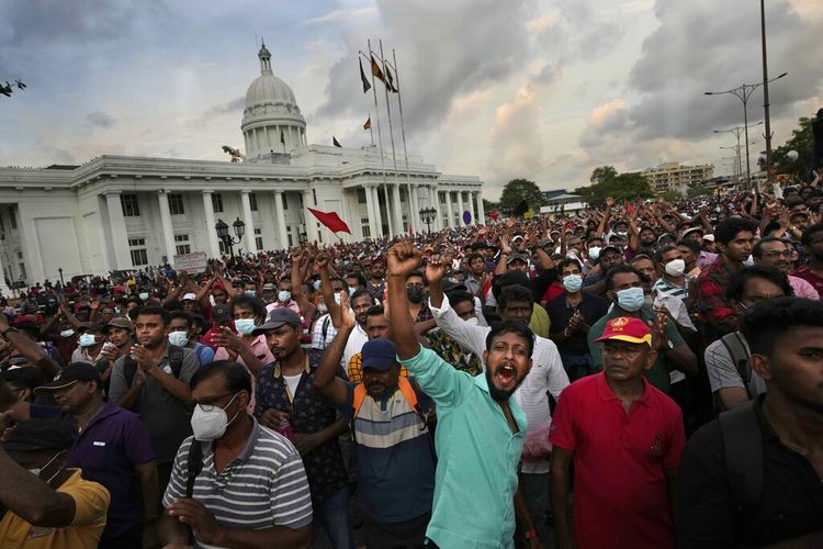 Anggota partai politik oposisi Sri Lanka National People's Power meneriakkan slogan-slogan anti-pemerintah selama demonstrasi di Kolombo, Sri Lanka, Selasa, 19 April 2022. 