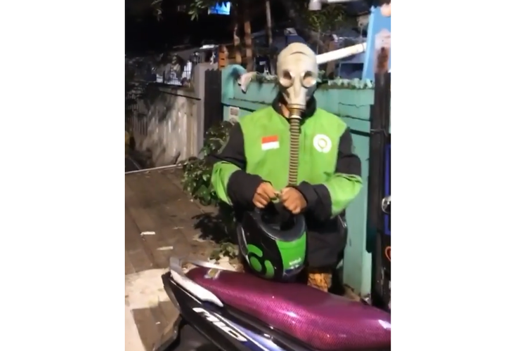 Tangkapan layar video viral driver ojol gunakan masker gas.