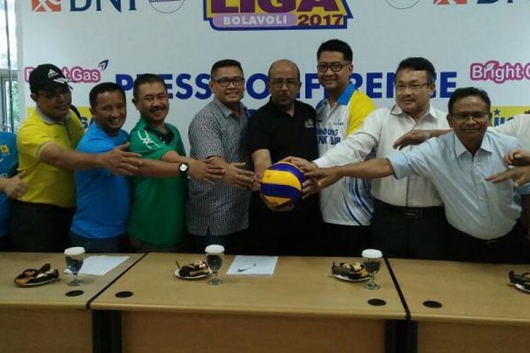 Direktur Proliga Hanny Surkatty (kaus hitam) berpose dengan para manajer dan pelatih tim dalam konferensi pers jelang Proliga 2016 di kantor PBVSI Pancoran, Jakarta Selatan, Selasa (24/1/2017).