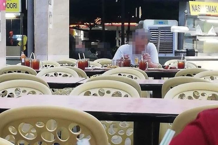 Pria tua ini selalu memesan delapan porsi makanan, tetapi makan sendirian dan tidak menyentuh tujuh porsi lainnya di Malaysia.