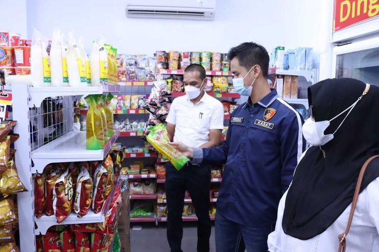 Polisi memeriksa ketersediaan dan harga jual minyak goreng di salah satu toko di Kota Langsa, Rabu (16/3/2022)