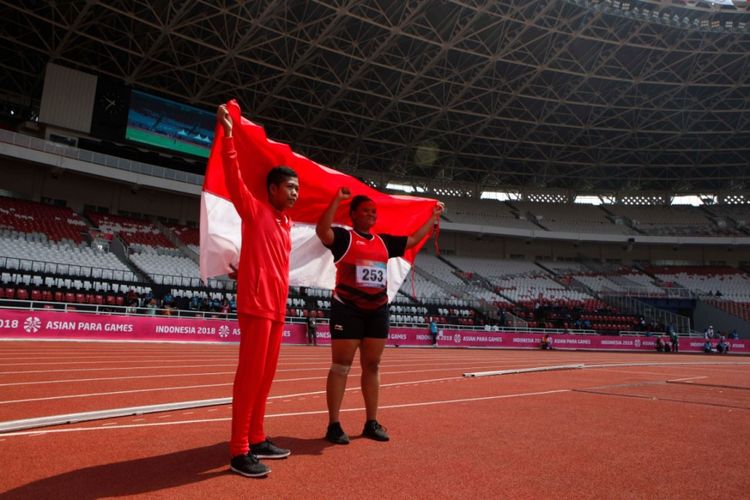 Tiwa (kiri) peraih medali perunggu dan Suparniyati (kanan) peraih medali emas para-atletik nomor tolak peluru F20 di Stadion Utama Gelora Bung Karno, Senin (8/10/2018)