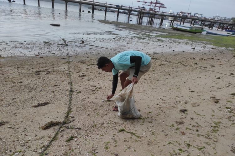 Jenis sampah tersebut banyak disumbangkan dari aktivitas manusia seperti gabus, kaleng dan berbagai material plastik yang memberikan dampak buruk bagi ekosistem laut.
