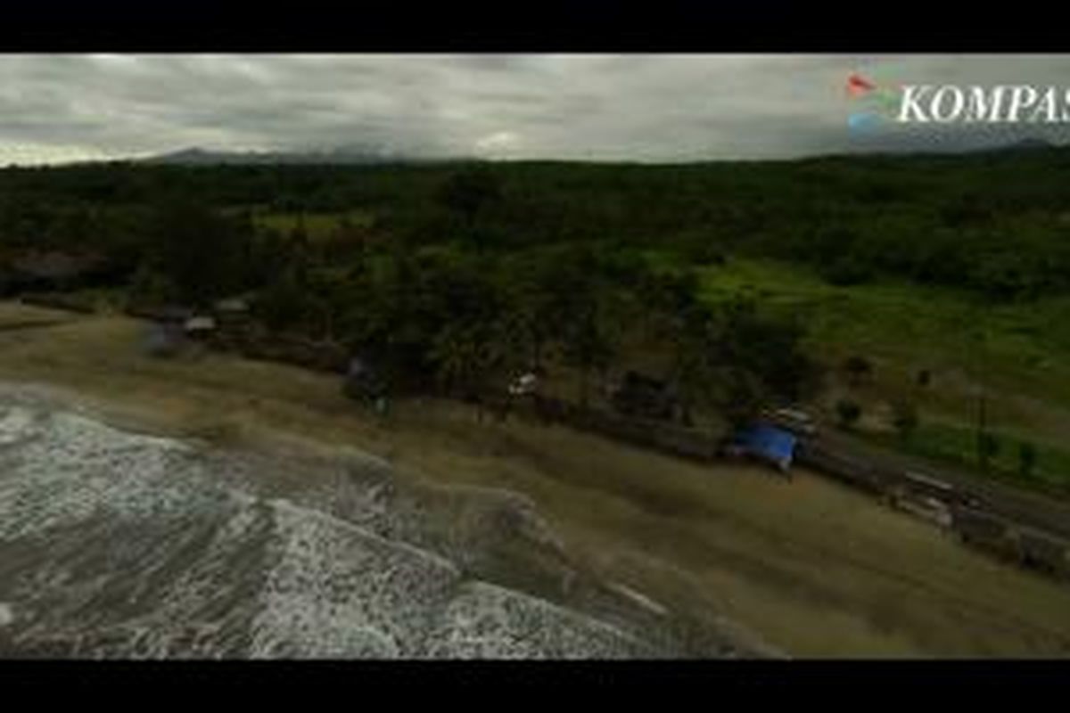 Pantai Jambu Anyer, Jawa Barat, direkam dari udara menggunakan drone.