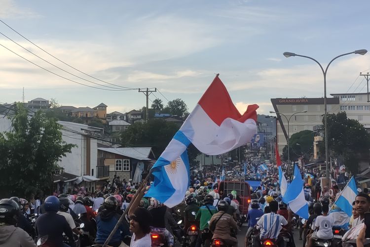 Ribuan pendukung timnas Argentina tumpaj ruah ke Jalan Jemderal Sudirman Ambon untuk merayakan kemenangan tim tango atas timnas Kroasia, Rabu (14/12/2022) pagi