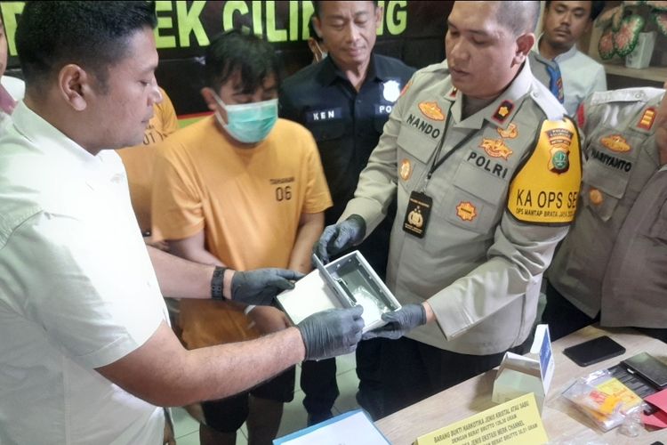 Tiga tersangka pelaku kasus dugaan penyalahgunaan dan peredaran narkotika berinisial IK (34), AAR (22), dan RF (35) ditangkap pada Selasa (20/1/2024) di Koja, Jakarta Utara.