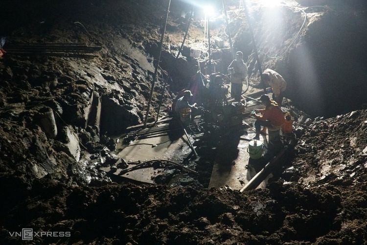 Tim penyelamat Vietnam sedang berupaya menyelamatkan bocah berusia 10 tahun bernama Thai Ly Hao Nam yang jatuh ke lubang pilar beton sedalam 35 meter di sebuah lokasi konstruksi pada Sabtu (31/12/2022) malam.