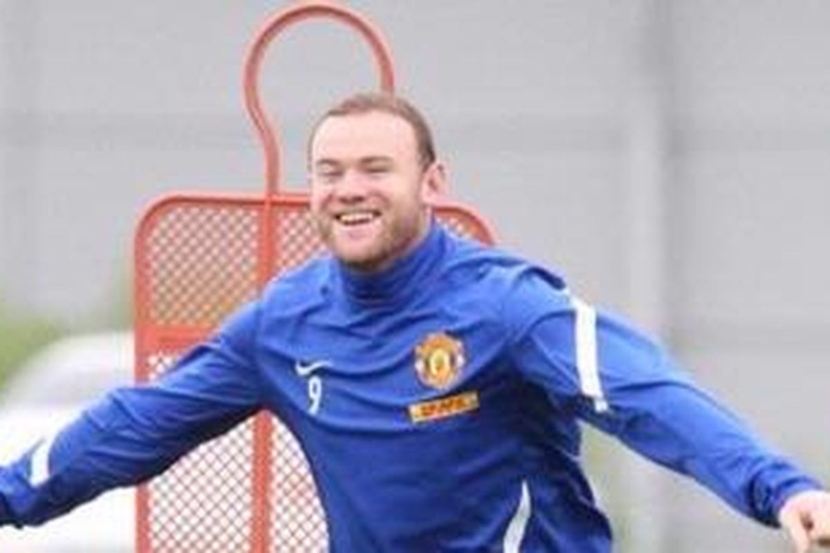 Striker Manchester United dan timnas Inggris, Wayne Rooney, tampak sering tersenyum dan tertawa dalam latihan di klubnya, Kamis (13/10/2011).