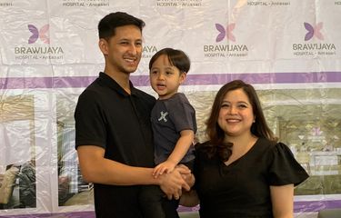Artis Tasya Kamila dan suaminya, Randi Bachtiar, bicara soal kelahiran anak keduanya saat jumpa pers di RSIA Brawijaya Antasari, Cipete, Jakarta Selatan, Rabu (4/2/2023). 