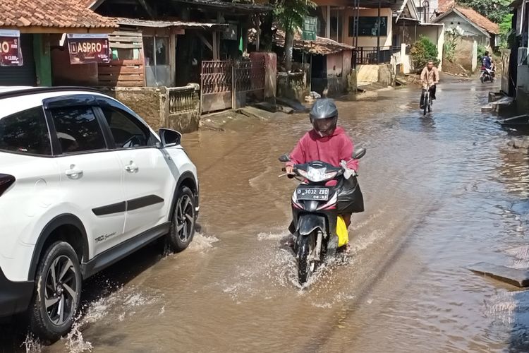 Banjir di Kampung Muara Kelurahan Andir Kecamatan Baleendah sudah berangsur surut. Sejak kemarin 3 mobil pompa air diperbantukan di lokasi banjir, Rabu (16/3/2022)