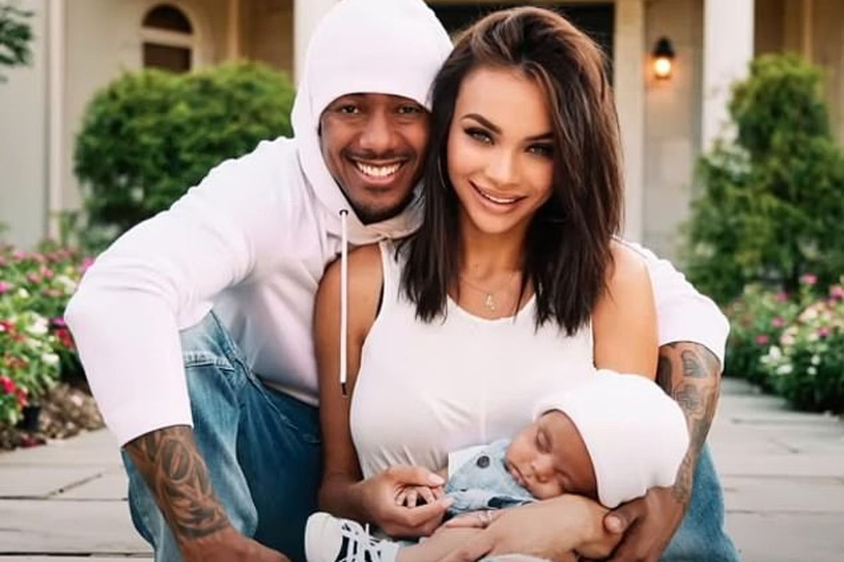 Nick Cannon dan Alyssa Scott bersama bayi mereka yang diberi nama Zen