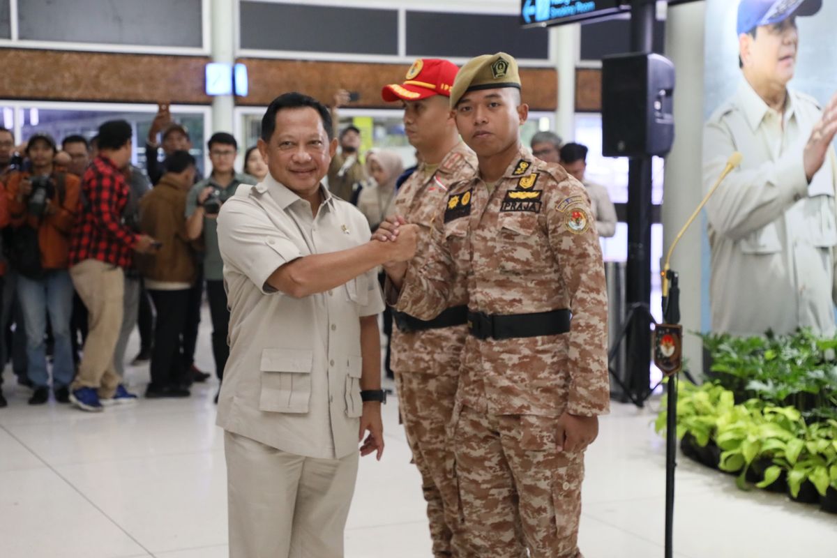 Mendagri Tito Karnavian melepas ratusan praja IPDN untuk membantu mempercepat pemulihan pemerintahan dan pelayanan publik pascabencana di Kabupaten Aceh Tamiang, Aceh, di Bandara Soekarno-Hatta, Kota Tangerang, Banten (3/1/2026).