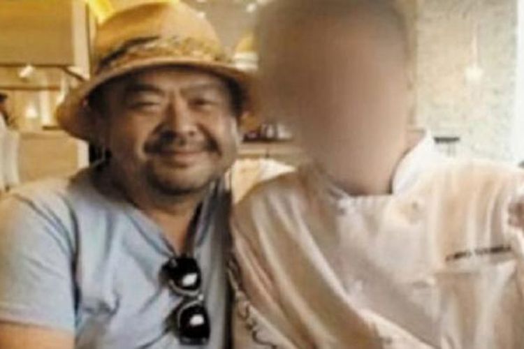 Kim Jong Nam berfoto dengan chef sebuah restoran Italia di Lotte Shopping Mall, Kuningan, Jakarta Selatan, pada 4 Mei 2014 lalu.