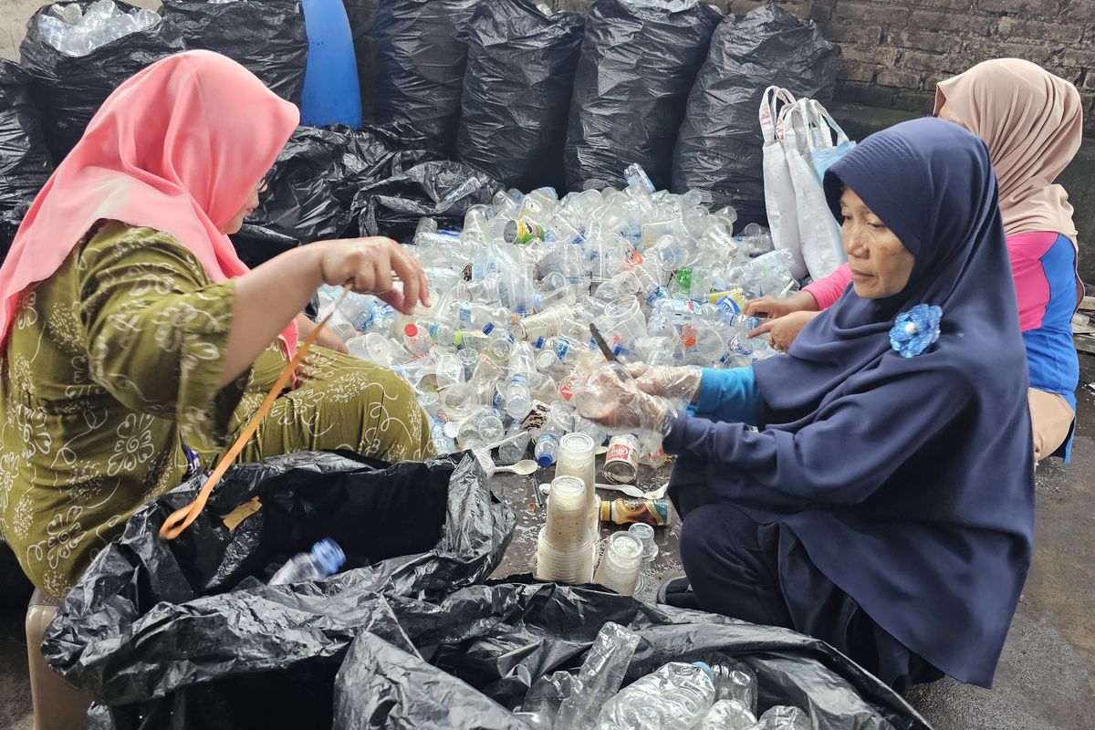 Ibu-ibu Paguyuban Bank Sampah Semut Harjo sedang memilah sampah di Desa Wangen, Polanharjo, Klaten 