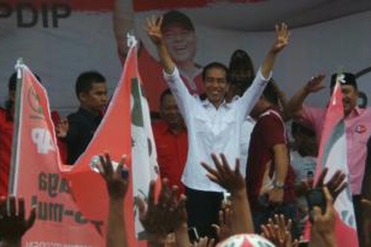 Calon presiden dari Partai Demokrasi Indonesia Perjuangan Joko Widodo saat kampanye di Kota Gajah, Lampung Tengah, Sabtu (22/3/2014). 
