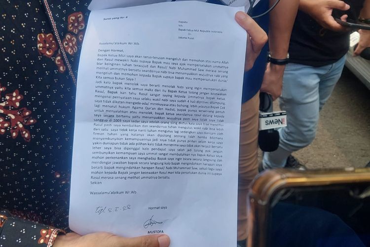 Ketua Majelis Ulama Indonesia (MUI) Bidang Fatwa, Asrorun Niam Sholeh menunjukkan surat yang diduga dikirim oleh pelaku penembakan di kantornya, Selasa (2/5/2023).