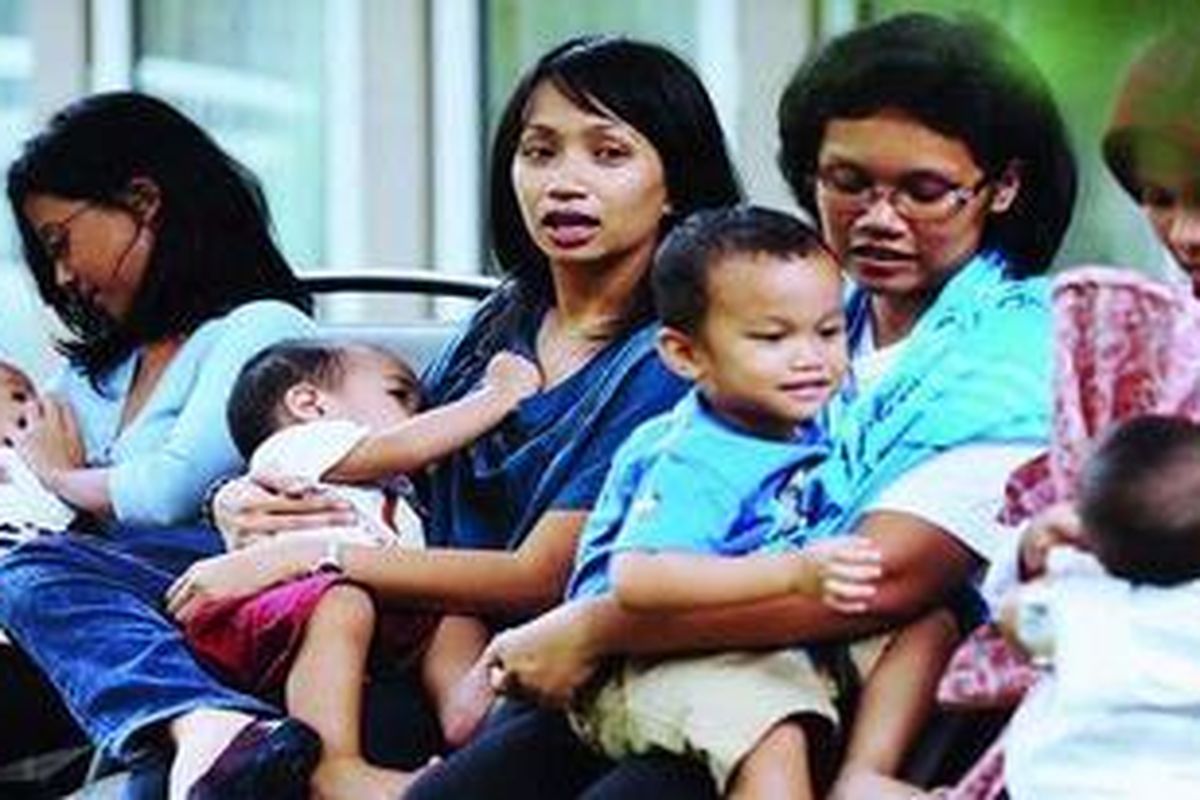 Para ibu yang tergabung dalam Asosiasi Ibu Menyusui Indonesia (AIMI) berbincang sambil menyusui anak mereka di gedung Sekretariat AIMI, Kebayoran Baru, Jakarta, Kamis (17/3/2011).