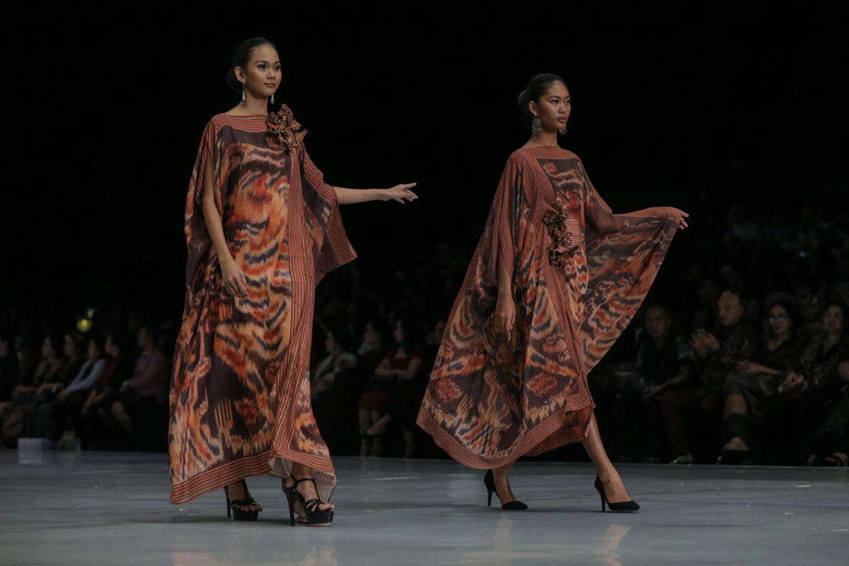 Model memeragakan busana saat Indonesia Fashion Week 2018 di JCC Senayan, Jakarta Pusat, Jumat (30/3/2018). Indonesia Fashion Week 2018 mengusung tema Cultural Identity dan fokus mengangkat fesyen dari tiga destinasi wisata terkenal di Indonesia, yaitu Danau Toba di tanah Batak, Borobudur di Jawa Tengah dan Labuan Bajo di Nusa Tenggara Timur.