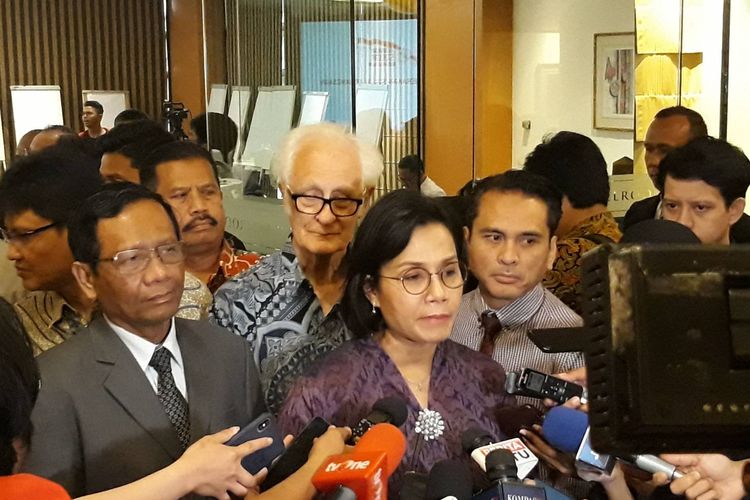 Menteri Keuangan Sri Mulyani bersama Menko Polhukam Mahfud MD usai acara di Hotel Aryaduta, Gambir, Jakarta Pusat, Kamis (19/12/2019).