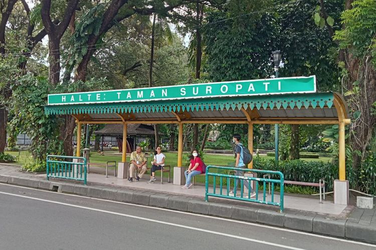 Halte Taman Suropati, halte terdekat dari Masjid Agung Sunda Kelapa.
